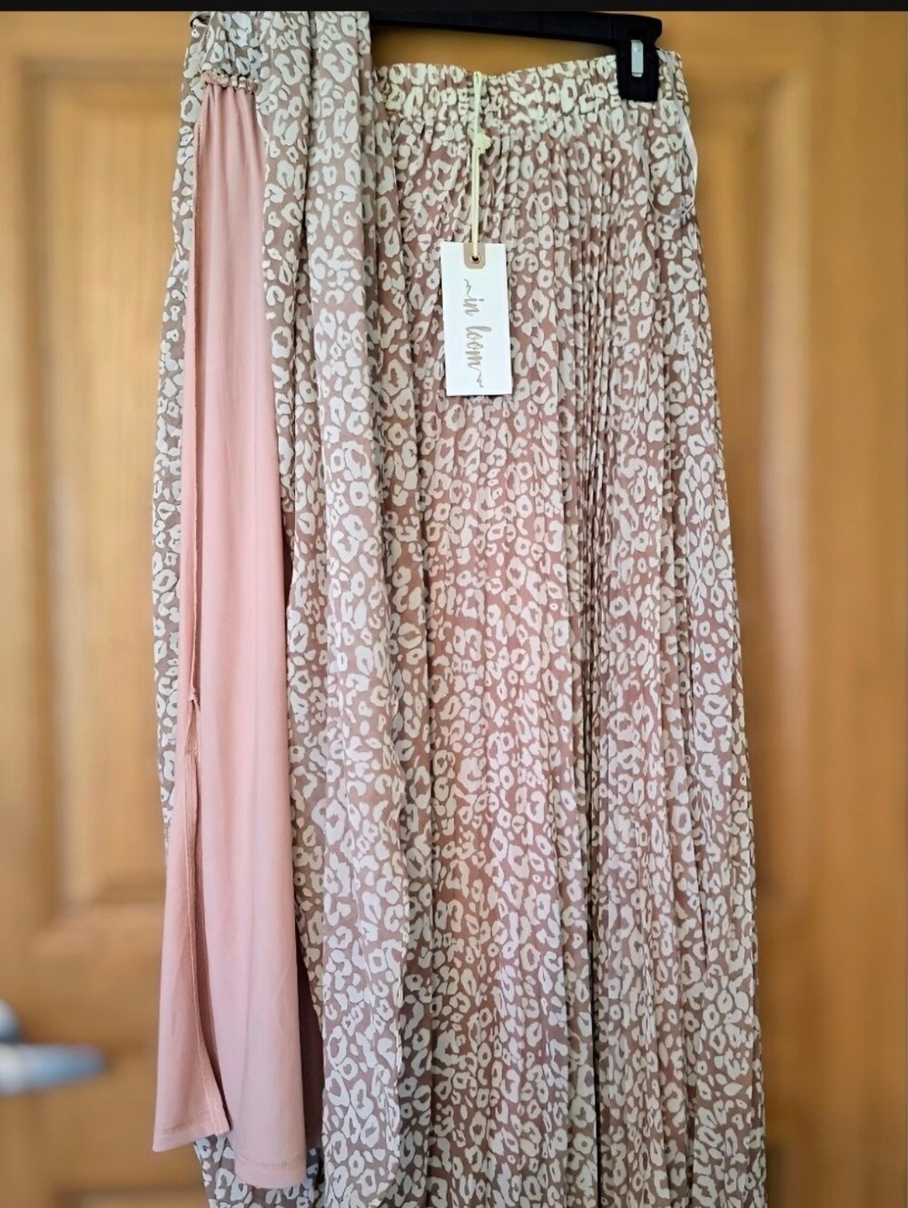 NWT IN LOOM Dusty Pink & Ivory Leopard Spot Pleated Midi Skirt - Picture 2 of 6